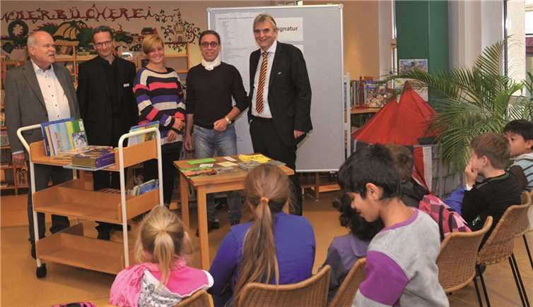 In der Stadtbücherei begrüßten (v.l.) VHS-Geschäftsführer Günter von Blohn, Büchereileiter Wolfram Mayer, die Sprachförderkräfte Melanie Becker und Ulrich Enders sowie Bürgermeister Claus Peitz die Teilnehmer des Feriensprachkurses. Stadtverwaltung/Maurer