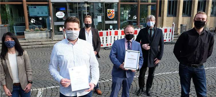 In der Stadtverwaltung ist die Freude über die IHK-Auszeichnung groß (von links): Ausbildungsleiterin Patricia Bresgen, Björn Böckling, IT-Amtsleiter Gerhard Wingender, Oberbürgermeister Jan Einig mit der Urkunde „Beste Azubis 2020 – bei uns ausgebildet“, Beigeordneter Ralf Seemann und Tim Betz.Foto: Stadtverwaltung