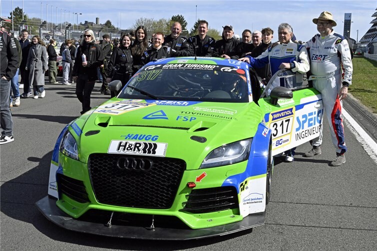 In der Startaufstellung das Team des Audi TT, der unter anderem vom Vorsitzenden des MSC Sinzig, Rudi Speich, pilotiert wird.