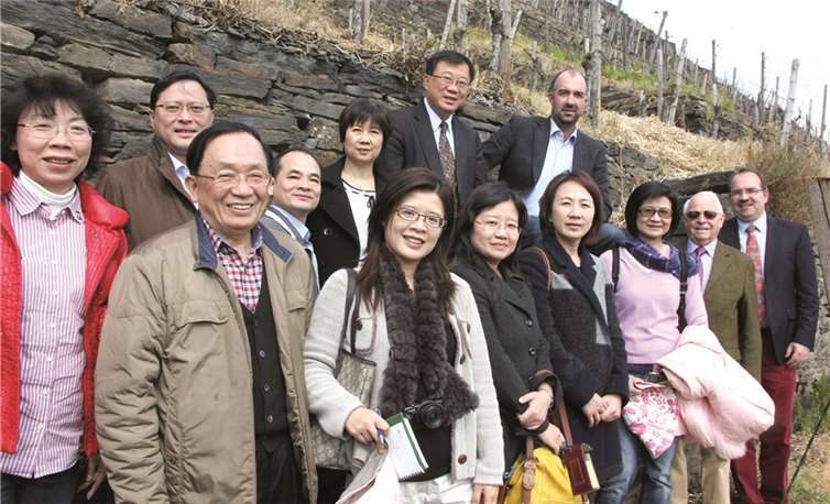 In der Steillage des „Kräuterbergs“ konnten sich die Besucher von der anspruchsvollen Arbeit der Ahrwinzer überzeugen. BÜN