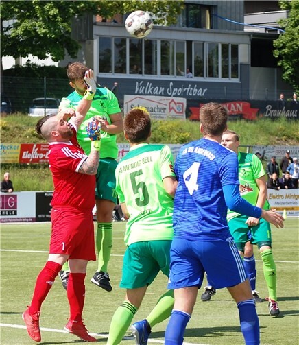 In der Strafraumbeherrschung hatte der Mendiger Ersatztorhüter Benjamin Dietz so seine Probleme, bei allen drei Gegentoren der Andernacher (rechts Maximilian Hilt) traf ihn aber keine Schuld.
