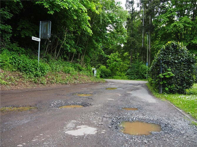 In der Straße „Hinter Forst“ reiht sich Schlagloch an Schlagloch.  Foto: BS