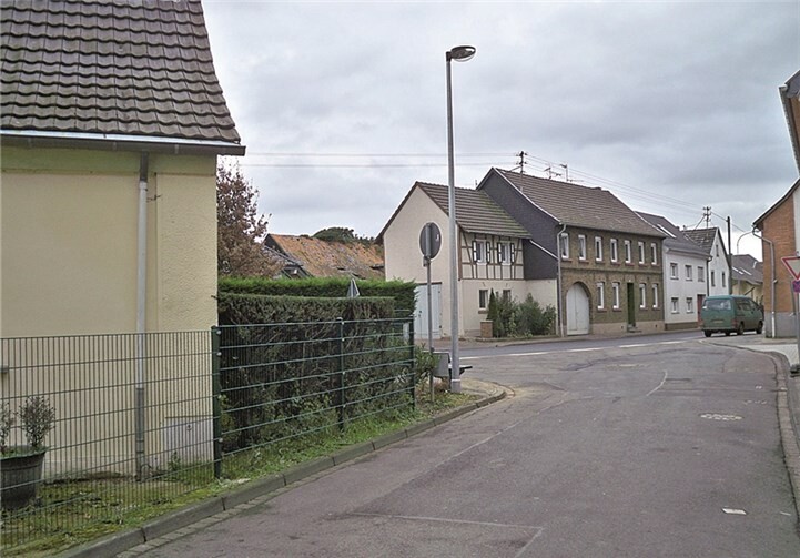 In der Straßeneinmündung Bonner Straße/Küpperweg wurde nun die notwendige Straßenlaterne wieder aufgebaut. privat