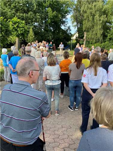 In der Swistbachaue am Schützenhaus trafen sich Meckenheimer Bürgerinnen und Bürger zur Erinnerungsfeier.  Foto: privat