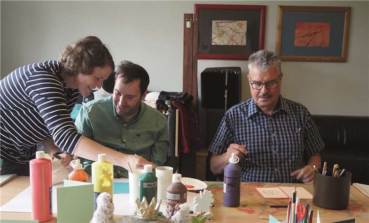 In der Tagesförderstätte lernte der Stadtbürgermeister die Arbeit von Christian Krautkrämer kennen und gestaltete gemeinsam mit ihm eine Grußkarte.