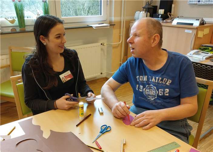 In der Tagesstruktur unterstützt FSJlerin Leah Föllenz die Bewohnerinnen und Bewohner bei ihren alltäglichen Aufgaben. Foto: Sandra Schneemann