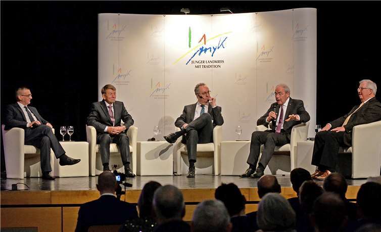 In der Talkrunde mit (von links) Landrat Dr. Alexander Saftig, Altlandrat Albert Berg-Winters, Moderator Peter Burger, Gernot Mittler, Kreistagsmitglied der ersten Stunde, und Altlandrat Rudolf Schwan wurde die 50-jährige Geschichte des Landkreises Mayen-Koblenz noch einmal lebendig.