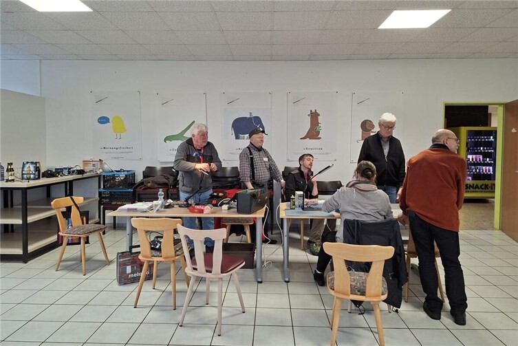 In der Technikwerkstatt haben Bürger und Bürgerinnen die Möglichkeit, Alltagsgegenstände mithilfe von ehrenamtlichen Helfern zu reparieren.