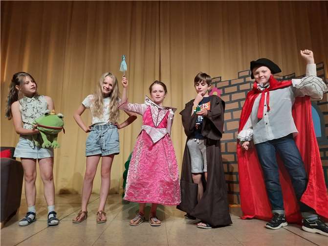 In der Tenne des Jugend- und Kulturzentrum „Zweite Heimat“ fand die Premiere des Theaterstücks „Dornröschen 2.0“ statt. Foto: privat