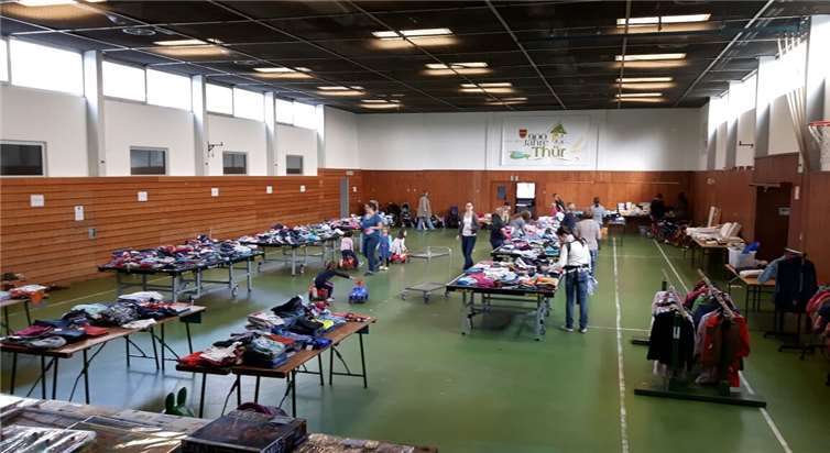 In der Thürer Mehrzweckhalle konnte nach Herzenslust im ebenso großen wie vielfältigen Angebot gestöbert werden.  privat