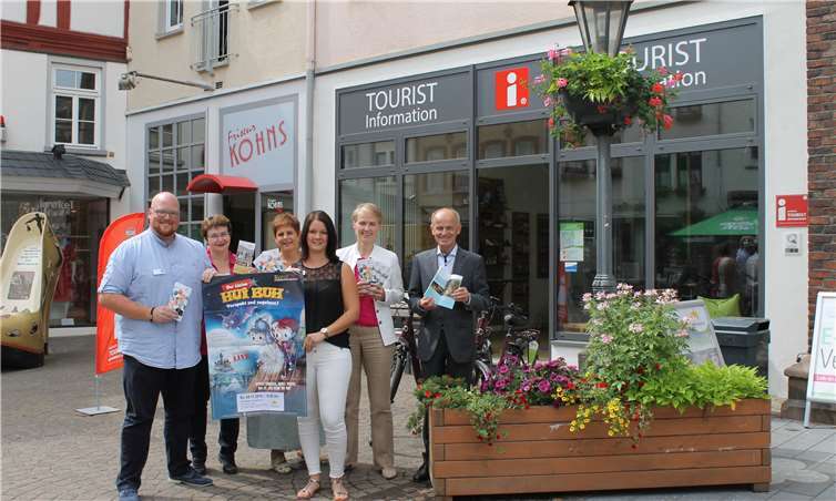 In der Tourist-Info auf dem Großen Markt werden Tickets für viele Veranstaltungen verkauft. Dort präsentiert das Kultur-Team den neuen Kulturkalender 2/2018: (vorne) Oliver Krämer und Verena Schmitt; (hinten v.l.) Klaudia Zude, Genoveva Bachmeier-Runge, Stadtbürgermeisterin Gabi Wieland und City-Manager Josef Schüller. Stadt Montabaur