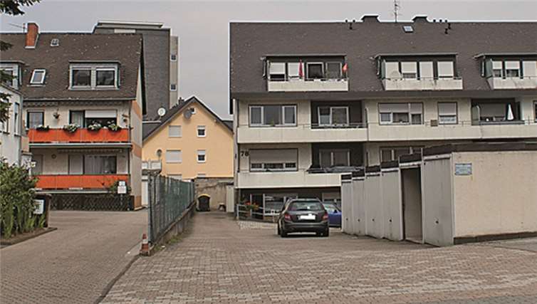 In der Trierer Straße 78 in Koblenz Metternich (Haus rechts) wurde die 87-jährige Bewohnerin in der Souterrainwohnung tot aufgefunden. Archiv