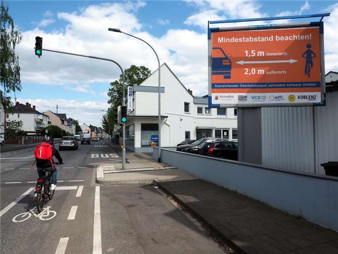 Koblenz startet Verkehrssicherheitskampagne für Radfahrende In der Trierer Straße wies im Frühjahr 2024 ein gut sichtbares Großflächenplakat alle Verkehrsteilnehmer darauf hin, dass sie den gesetzlich vorgeschriebenen Mindestüberholabstand zu Radfahrenden einhalten müssen. Foto: Stadt Koblenz / Ralph Emmerich