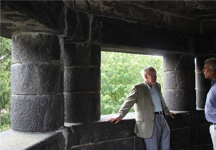 In der Turmgalerie berichtet Kurt Salterberg (li.) Frank Cornely vom Attentat am 20. Juli 1944.