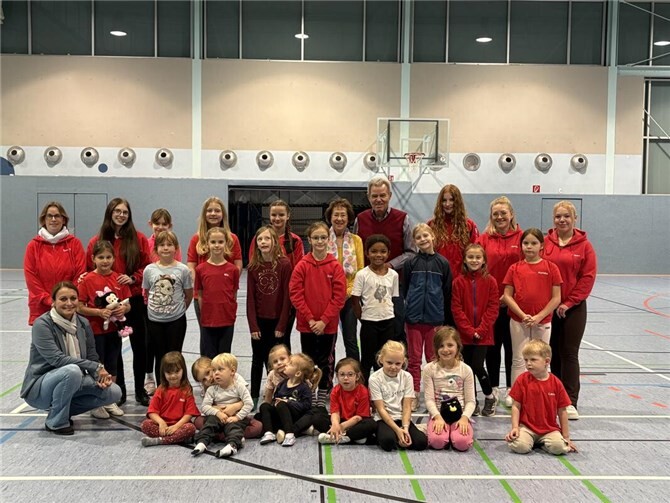 In der Turnhalle der Glasfachschule fand am 27. Oktober 2025 die Spendenübergabe von Trudi und Karl-Heinz Joisten an die Kinder- und Jugendgarde der GRO-RHEI-KA Narrenzunft Prinzengarde 1895 e.V. statt. Foto: privat