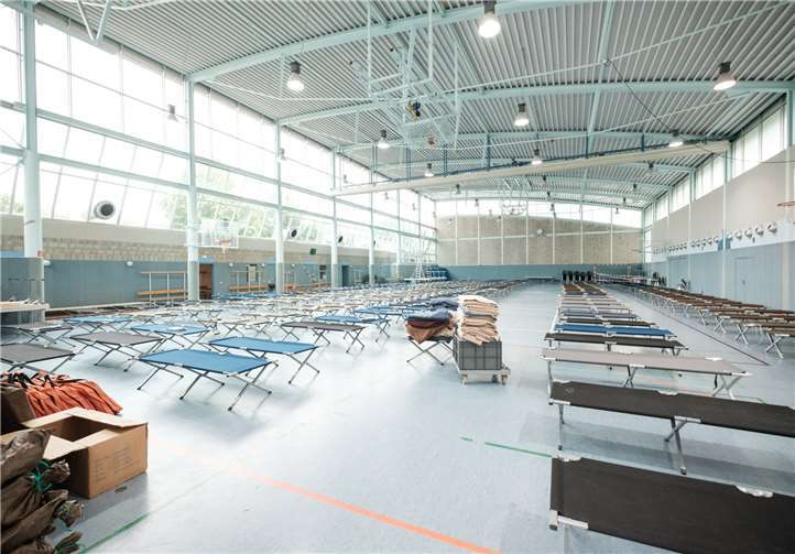 In der Turnhalle der Rheinbacher Glasfachschule standen über 200 Feldbetten bereit, um den Evakuierten aus Oberdrees und Niederdrees einen Schlafplatz zu bieten. Foto: JOST