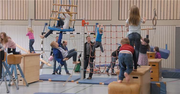 In der Turnhalle waren Kletter- und Geschicklichkeitsparcoursaufgebaut, die von den Kindern gern genutzt wurden.