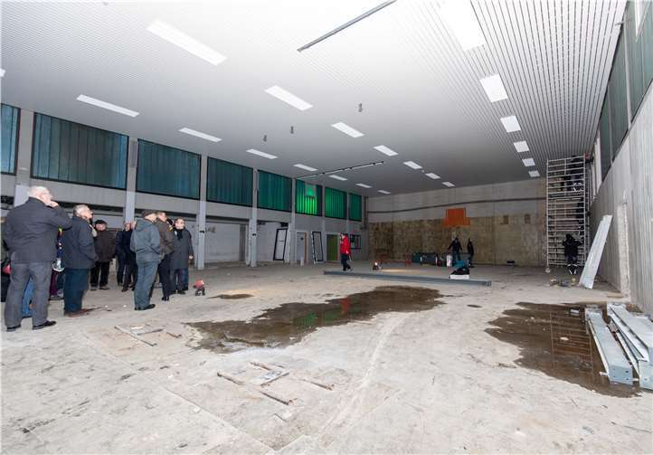 In der Turnhalle wird derzeit an den Fenstern gearbeitet.Fotos: CEW