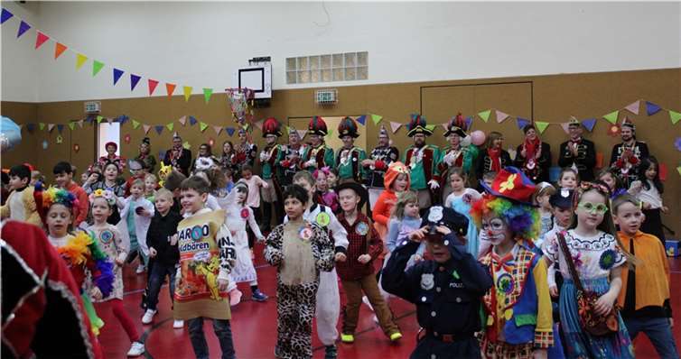 In der Turnhalle wurde bunt kostümiert Fastnacht gefeiert.