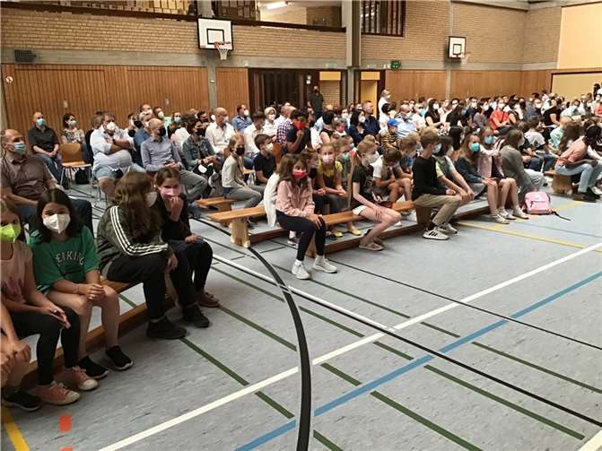 In der Turnhalle wurden die neuen Klassen begrüßt.  Foto: KuBa