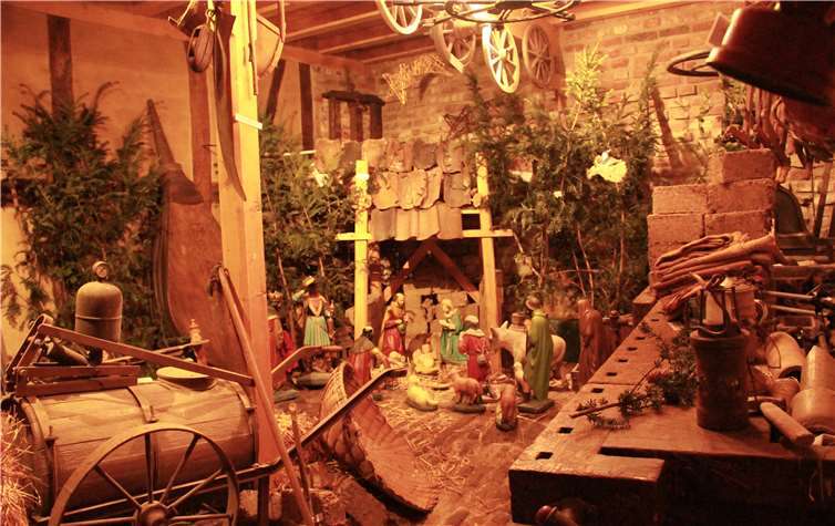 In der Umgebung des Stalls wirkt die Krippe ganz besonders. Fotos: KBL