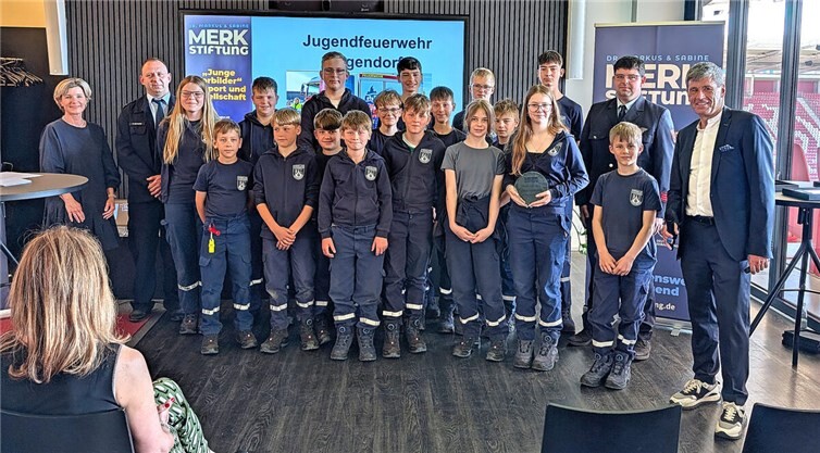 In der VIP-Lounge der Mewa Arena in Mainz wurde die Jugendfeuerwehr Mogendorf mit dem Ehrenpreis „Junge Vorbilder“ der Dr. Markus & Sabine Merk Stiftung ausgezeichnet.