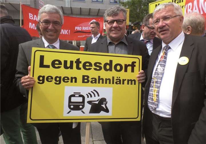 In der Verbandsgemeinde Bad Hönningen setzt wie sich viele auch Verbandsbürgermeister Michael Mahlert gegen den Bahnlärm ein (hier mit Innen-, Sport- und Infrastrukturminister Roger Lewentz und Oberbürgermeister Prof. Dr. Joachim Hofmann-Göttig bei der Demonstration im Mai in Koblenz).
