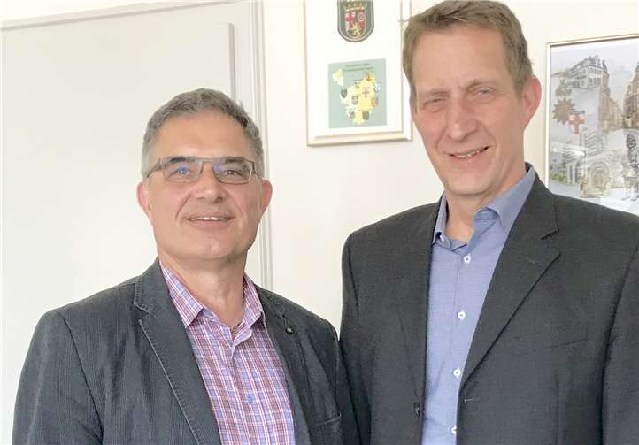 In der Verbandsgemeinde Maifeld ist man seit Jahren aktiv, um einem Ärztemangel entgegenzuwirken. Wilhelm Anheier (l.), Bürgermeisterkandidat für die Verbandsgemeinde Pellenz informierte sich bei Bürgermeister Maximilian Mumm über die Details. privat