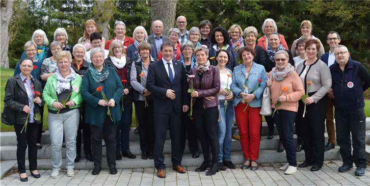 In der Verbandsgemeinde Montabaur gibt es 21 Lernpaten an neun Grund- und Förderschulen. Einige der Schulleiter, Gunda Engel, Sandra Müller und Peter Scheugenpflug (in Vertretung) (hintere Reihe von links nach rechts) waren bei der Feierstunde im Kreishaus dabei: Sie sind voll von der Arbeit der Lernpaten überzeugt und unterstützen sie nach Kräften. Ebenso wie Andree Stein (links, hintere Reihe), der als Schulträger ausschließlich lobende Worte für das Projekt der Lernpatenschaft fand. IFD