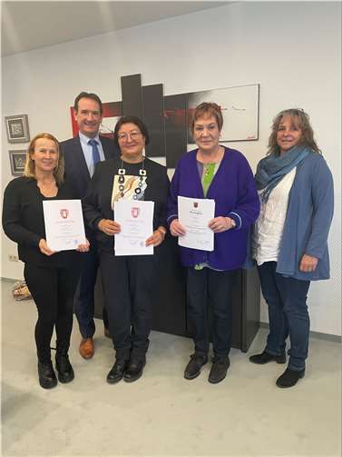 In der Verbandsgemeindeverwaltung Weißenthurm beging Annelie Becker (2.v.re.) das seltene 50-jährige Dienstjubiläum, gleichzeitig verabschiedete VG-Bürgermeister Thomas Przybylla (2.v.li.) die Erzieherinnen Yasemin Altioglu und Tatjana Geterle (1. und 3.v.li.) in den Ruhestand. Mit im Bild Claudia Piske als Vertreterin des Personalrats.  Foto: VG Weißenthurm / Katharina Demleitner