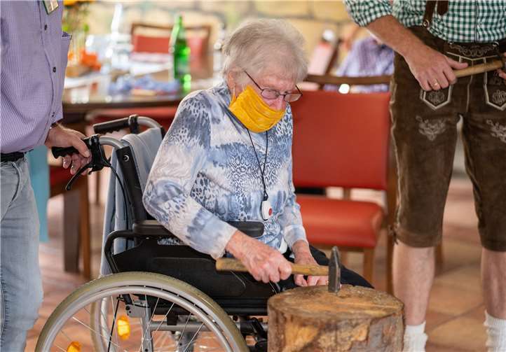In der Villa Romantica bewiesen die Senioren, dass ein Feiern des Oktoberfestes auch im hohen Alter und unter Beachtung der Hygiene- und Abstandsregeln mit viel Spaß möglich ist, wie hier beim Nägel einschlagen. Foto: Detlev Wittke