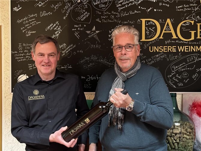 In der Vinothek der Dagernova in Bad Neuenahr wird derzeit eine außergewöhnliche Ahr-Hefebrand-Magnumflasche aus dem Jahr 2006 zugunsten des Hospiz-Vereins Rhein-Ahr e.V. versteigert.Foto: privat