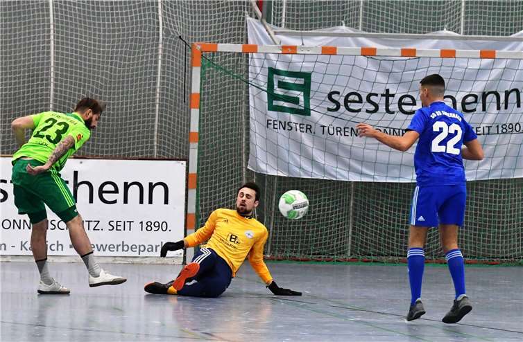 In der Vorrunde des Sesterhenn-Cups bekam es die SG Eintracht Mendig/Bell (links Florian Schlich) wieder mal mit der SG 99 Andernach (rechts Enis Bajrami, in der Mitte Torhüter Lukas Weis) zu tun. Fotos: SK