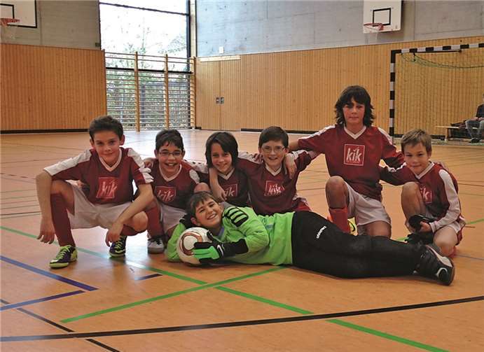 In der Vorrunde des diesjährigen Fritz Walter Cups setzt sich die Jungen-fußballmannschaft I der Realschule Plus Adenau in einem Achterturnier durch und qualifiziert sich für eine weitere Spielrunde.privat