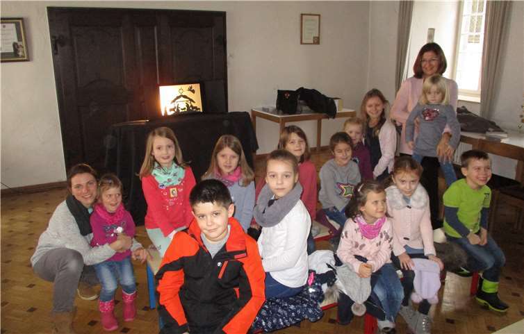 In der Vorweihnachtszeit sahen die Kinder im Rahmen des Kindergottesdienstes die Weihnachtsgeschichte als Schattenspiel. privat