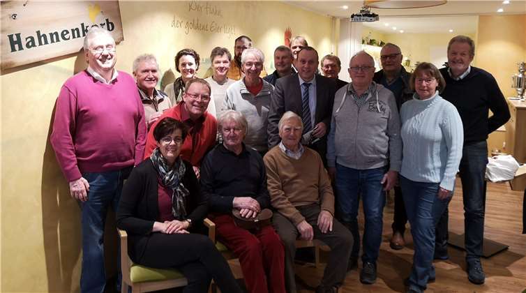 In der Vulkanregion Laacher See begleiten rund 23 Frauen und Männer zum Teil seit vielen Jahren die Gäste durch die Natur und zu den Sehenswürdigkeiten. Zum Austausch trafen sie sich vor Kurzem zu einem gemeinsamen Frühstück im Hotel „Zum Bockshahn“.Foto: TI Vulkanregion Laacher See