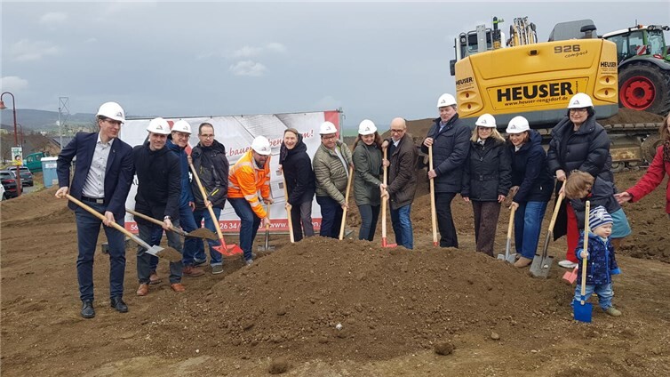 In der Vulkanstraße, im Neubaugebiet Kruft Süd, fand der 1. Spatenstich für den Neubau der dritten Krufter Kita statt.Fotos: KH