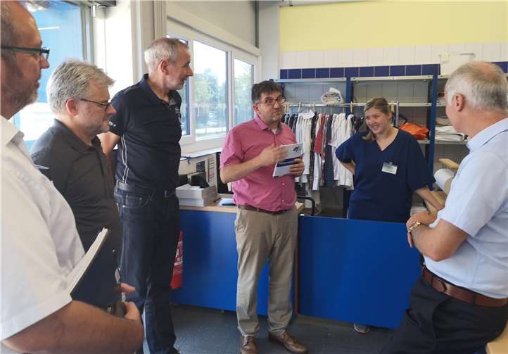 In der Wäscherei wurden mit Bildungsteilnehmern die verschiedenen Qualifizierungsformen besprochen.
