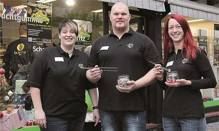 In der Weiherstraße 5 in Rheinbach eröffnete Daniel Gunnar Seiler (Mitte) mit seinem Team Judith Olzem (l.) und Christine Peschel das Geschäft „Tony’s World of Gummy Bears. Bereits am Eröffnungstag kamen die kleinen und großen Naschkatzen in Scharen zum Probieren und Kaufen. STEIN