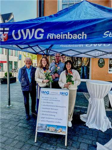 In der Weiherstraße überreichte die UWG einen Blumengruß zum Muttertag.  Foto: UWG Rheinbach