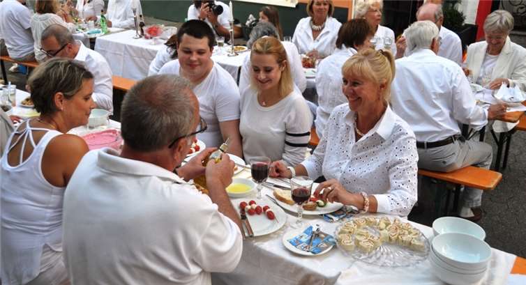 In der Weiherstraße wird das „Picknick an Tischen“ am 27. August durchgeführt. Essen, Tischschmuck und Service bitte mitbringen. privat