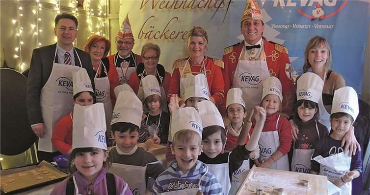 In der Weihnachtsbäckerei: Gemeinsam mit den Kindern fertigen Confluentia Gaby und Prinz Markus I. leckere Plätzchen.  privat