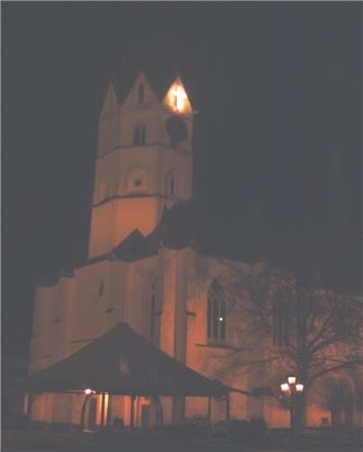 In der Weihnachtszeit strahlt das Kreuz vom Kirchturm der St. Laurentius-Kirche in Ahrweiler. Privat