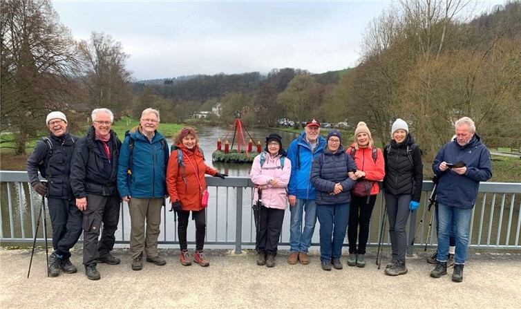 In der Wied schwimmende Adventskranz.  Foto: Eifelverein Remagen / Carl Verkoyen