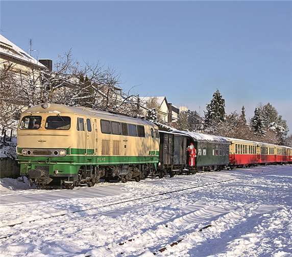 In der Winterzeit erwartet der Nikolaus wieder die Gäste im Vulkan-Express.privat