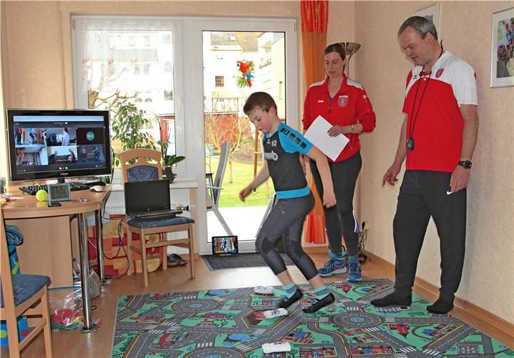 In der Wohnung ist bei der Auswahl der Übungen Kreativität gefragt. Foto: Jörg Thielen