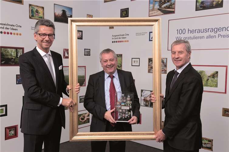 In der Zentrale der Deutschen Bank in Frankfurt am Main wurden die sechs Bundessieger des Wettbewerbs „Ausgezeichnete Orte im Land der Ideen“ 2014 geehrt. In der Kategorie Wirtschaft wählte die Jury das Projekt „Breitband für alle in Cochem-Zell“ als Bundessieger aus.V.l.: Ulrich Grillo, Präsident des Bundesverbandes der Deutschen Industrie und Präsident des Deutschland – Land der Ideen e. V., Manfred Schnur, Bundessieger „Breitband für alle in Cochem-Zell“ der Wirtschaft Breitband-Infrastrukturgesellschaft Cochem-Zell mbH (BIG)“ und Jürgen Fitschen, Co-Vorsitzender des Vorstands Deutsche Bank AG. Deutsche Bank/Tim Wegner