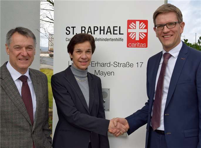 In der Zentrale der St. Raphael CAB in Mayen: Diözesan-Caritasdirektorin Dr. Birgit Kugel und Aufsichtsratsvorsitzender Hans-Joachim Backes wünschen Thomas Buckler einen erfolgreichen Start als Geschäftsführer. St. Raphael CAB, Mayen