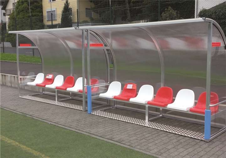 In der Zukunft sitzen die Ersatzspieler in Rheinbreitbach bei jeder Gelegenheit im Trockenen.privat