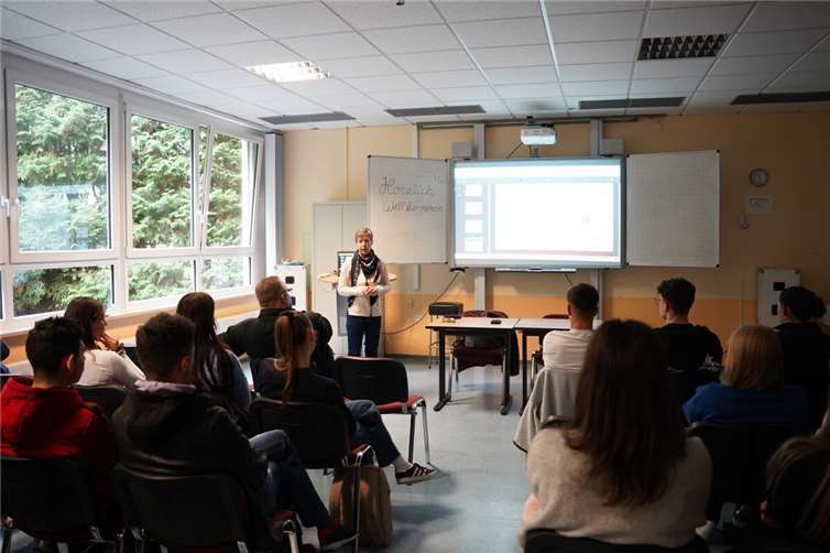 In der abschließenden Diskussion stellten die Jugendlichen zahlreiche Fragen.  Foto: privat
